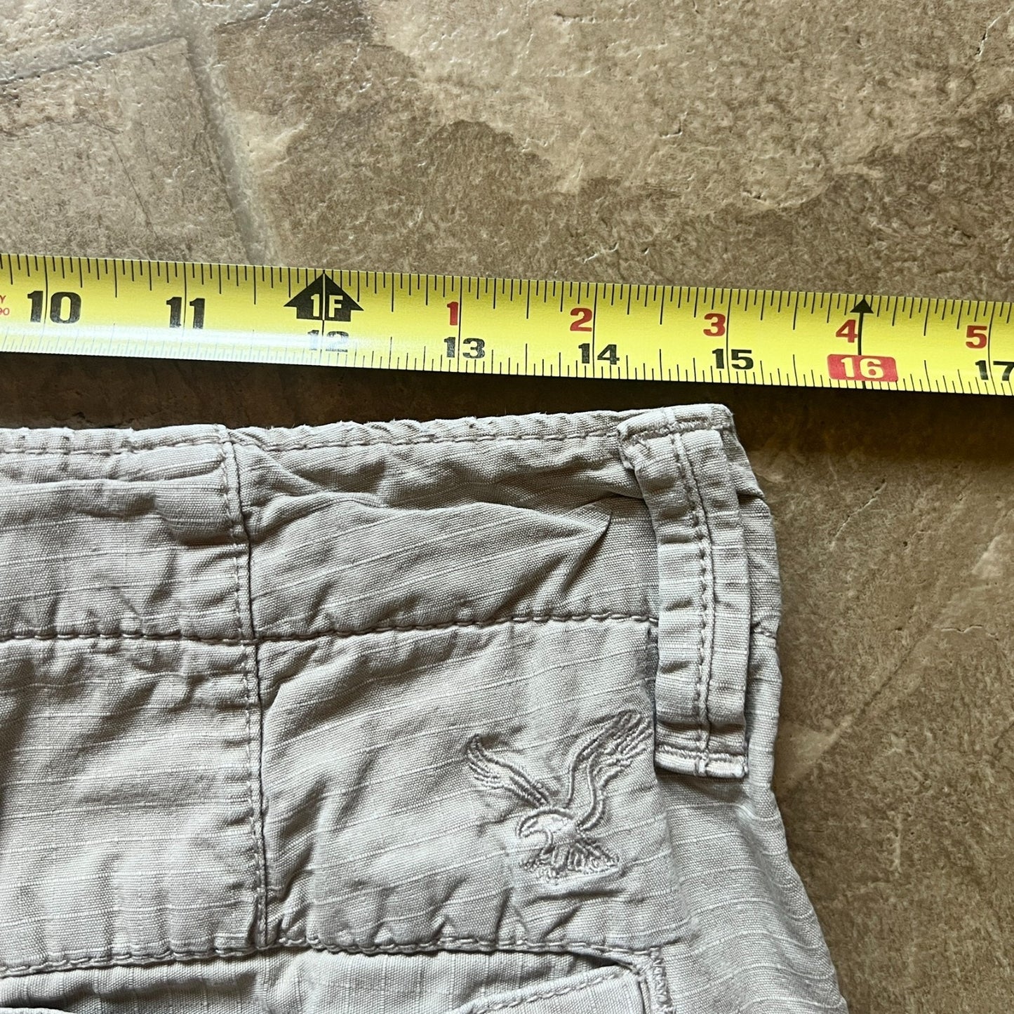 American Eagle Mens Longboard Cargo Shorts Size 28 Tan Baggy